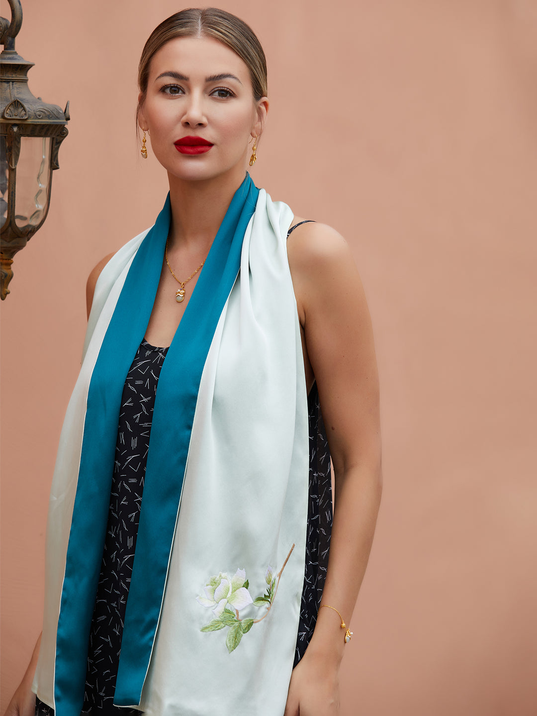 Exquisita bufanda de seda bordada a mano: el epítome de la artesanía y la elegancia atemporal