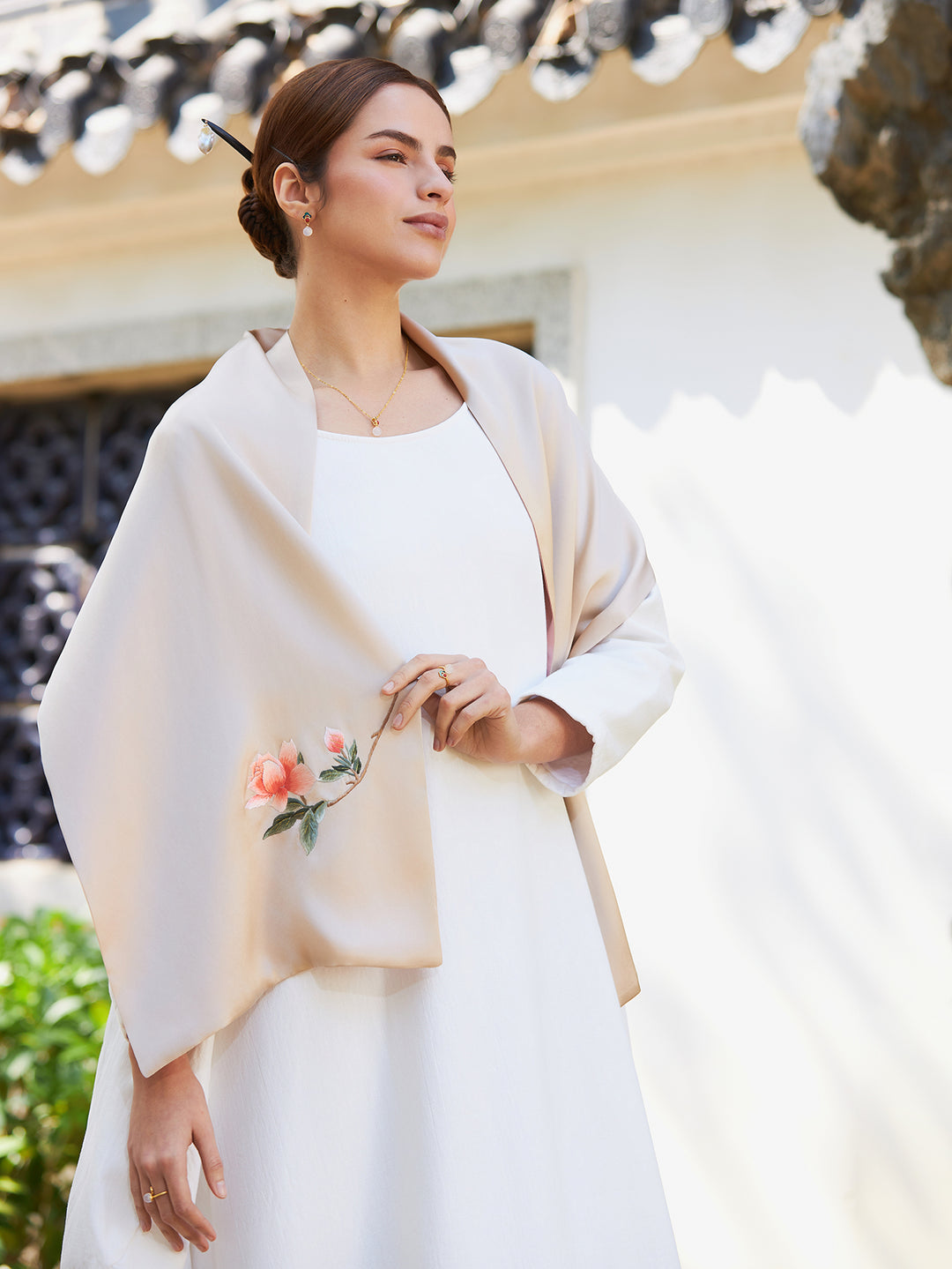 Hand-Embroidered Su Xiu Mulberry Silk Scarf – Champagne Gardenia