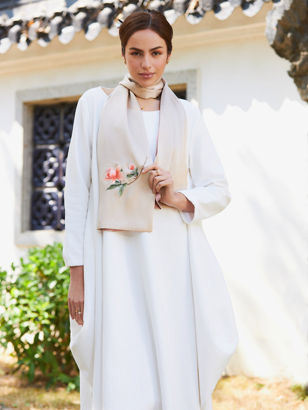 Hand-Embroidered Su Xiu Mulberry Silk Scarf – Champagne Gardenia