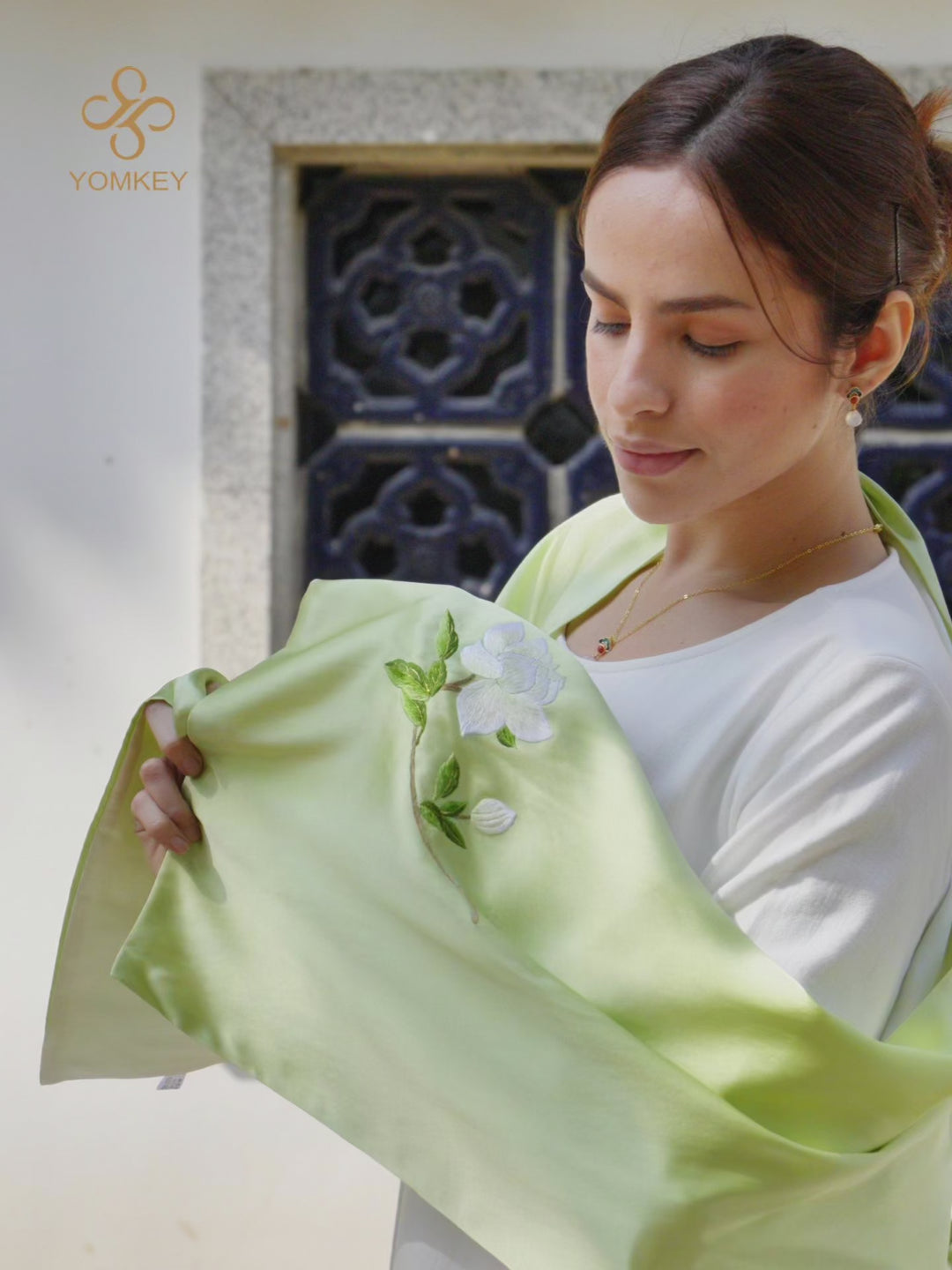 Hand-Embroidered Su Xiu Mulberry Silk Scarf – Gardenia Design