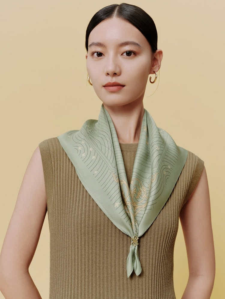18 Momme Silk Scarf: Breathable, Shimmering Flow Art & Vibrant Luxury - Yomkey