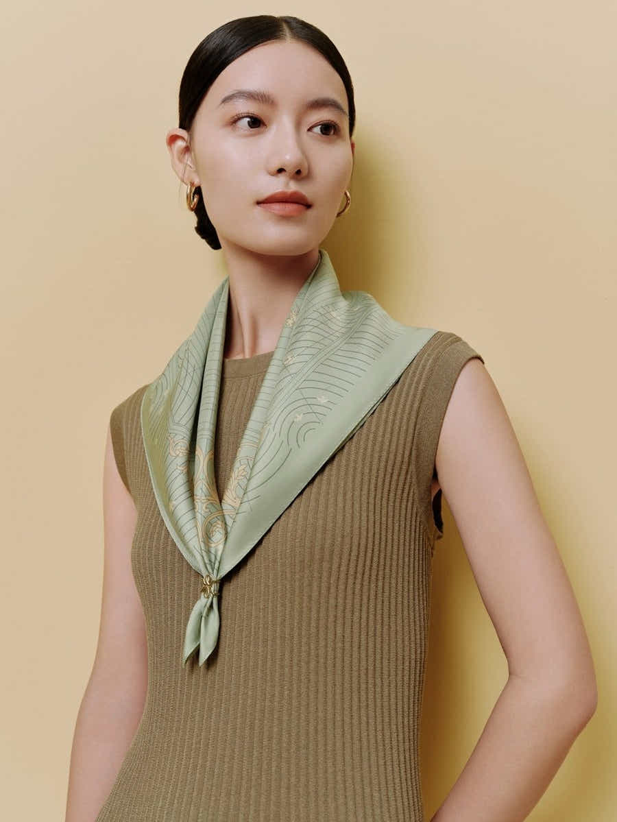 18 Momme Silk Scarf: Breathable, Shimmering Flow Art & Vibrant Luxury - Yomkey