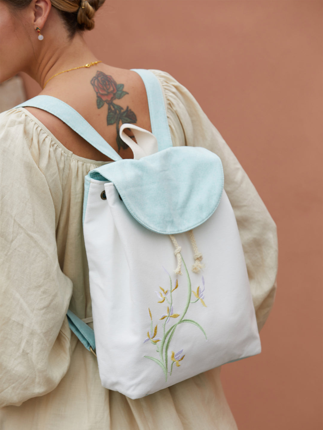 ユニークな花柄の刺繍が施された芸術的な大型キャンバス バックパック