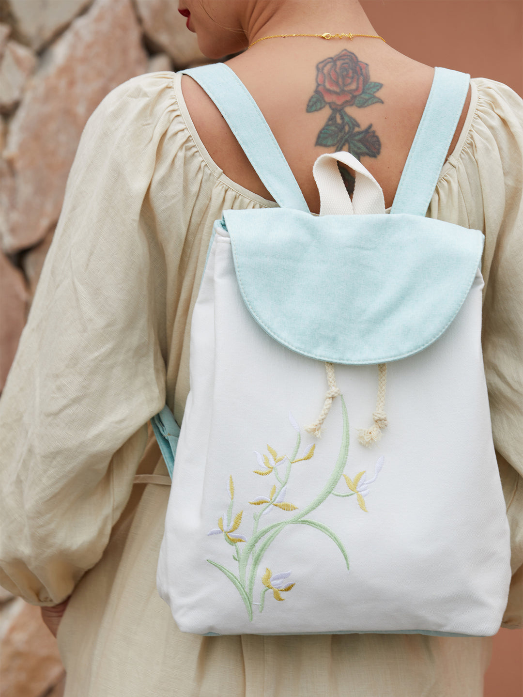 ユニークな花柄の刺繍が施された芸術的な大型キャンバス バックパック