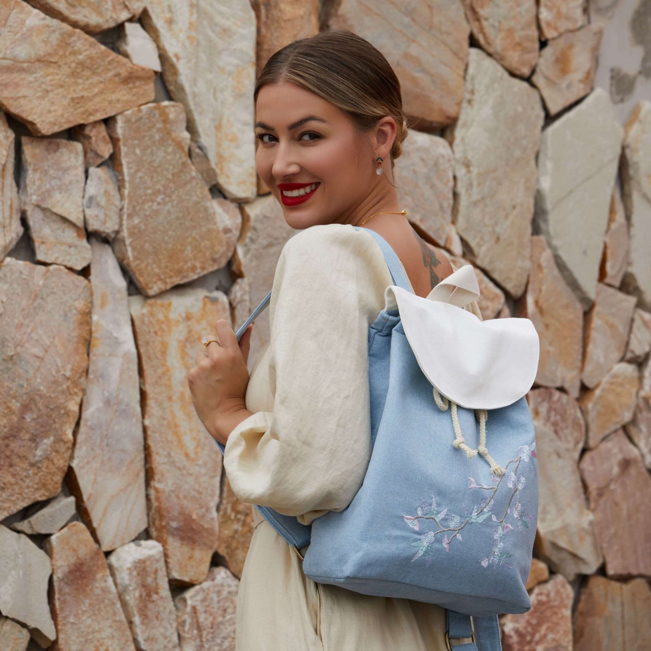 Grand sac à dos artistique en toile avec broderies florales uniques