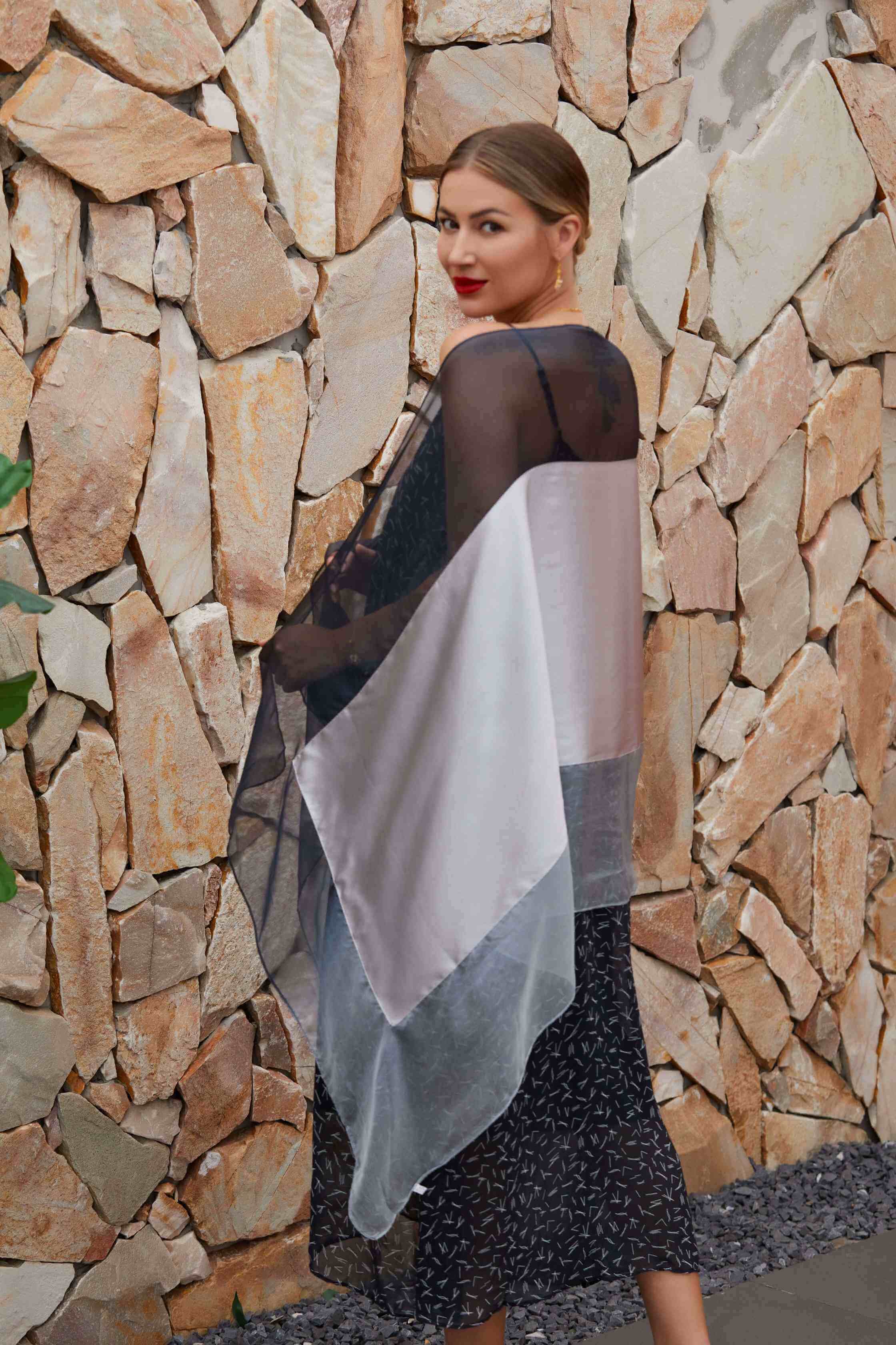 Exquisite Hand-Embroidered Silk Shawl - The Epitome of Artisan Craftsmanship and Timeless Elegance