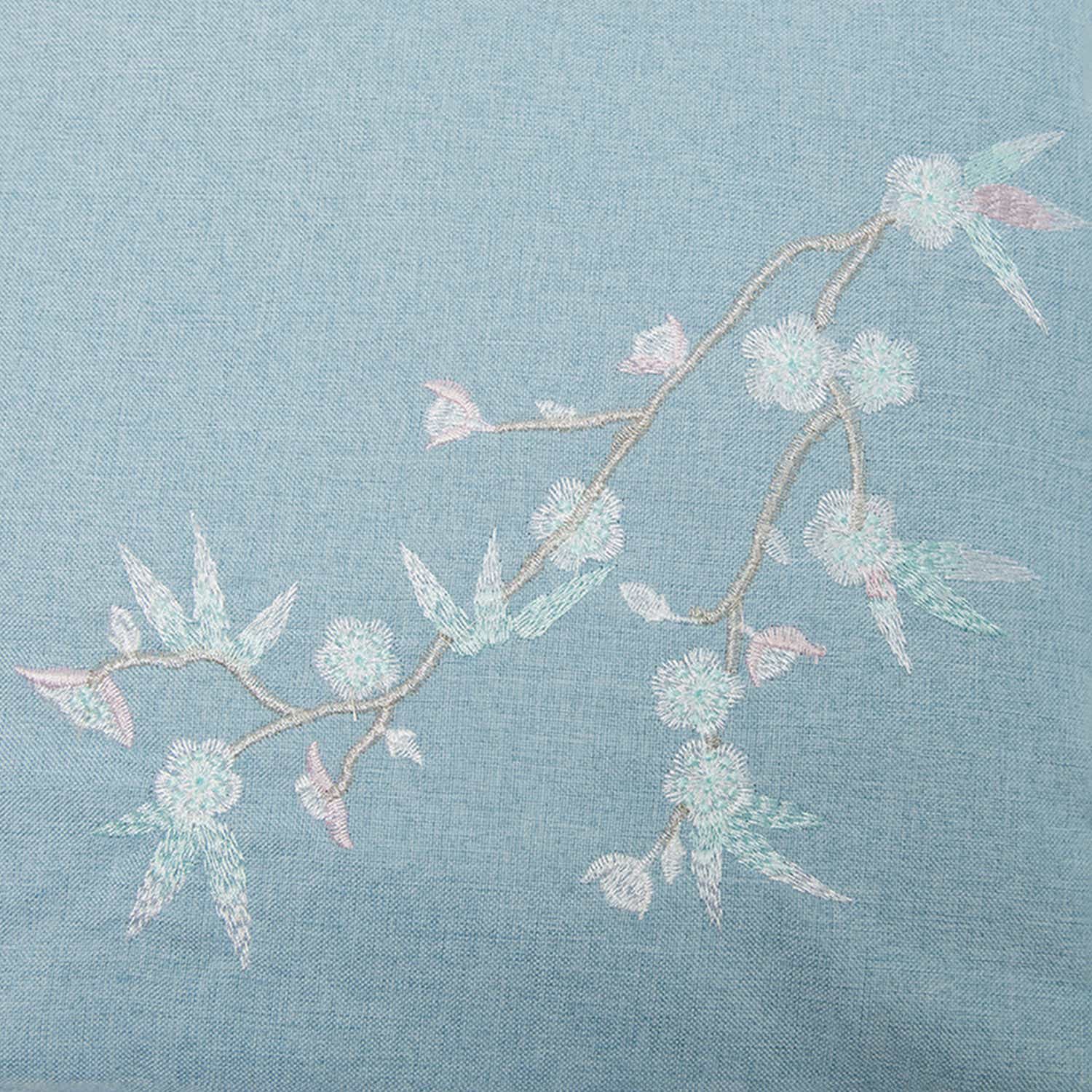 Su Xiu has transcended time to weave intricate, delicate masterpieces that represent the epitome of Chinese aesthetic