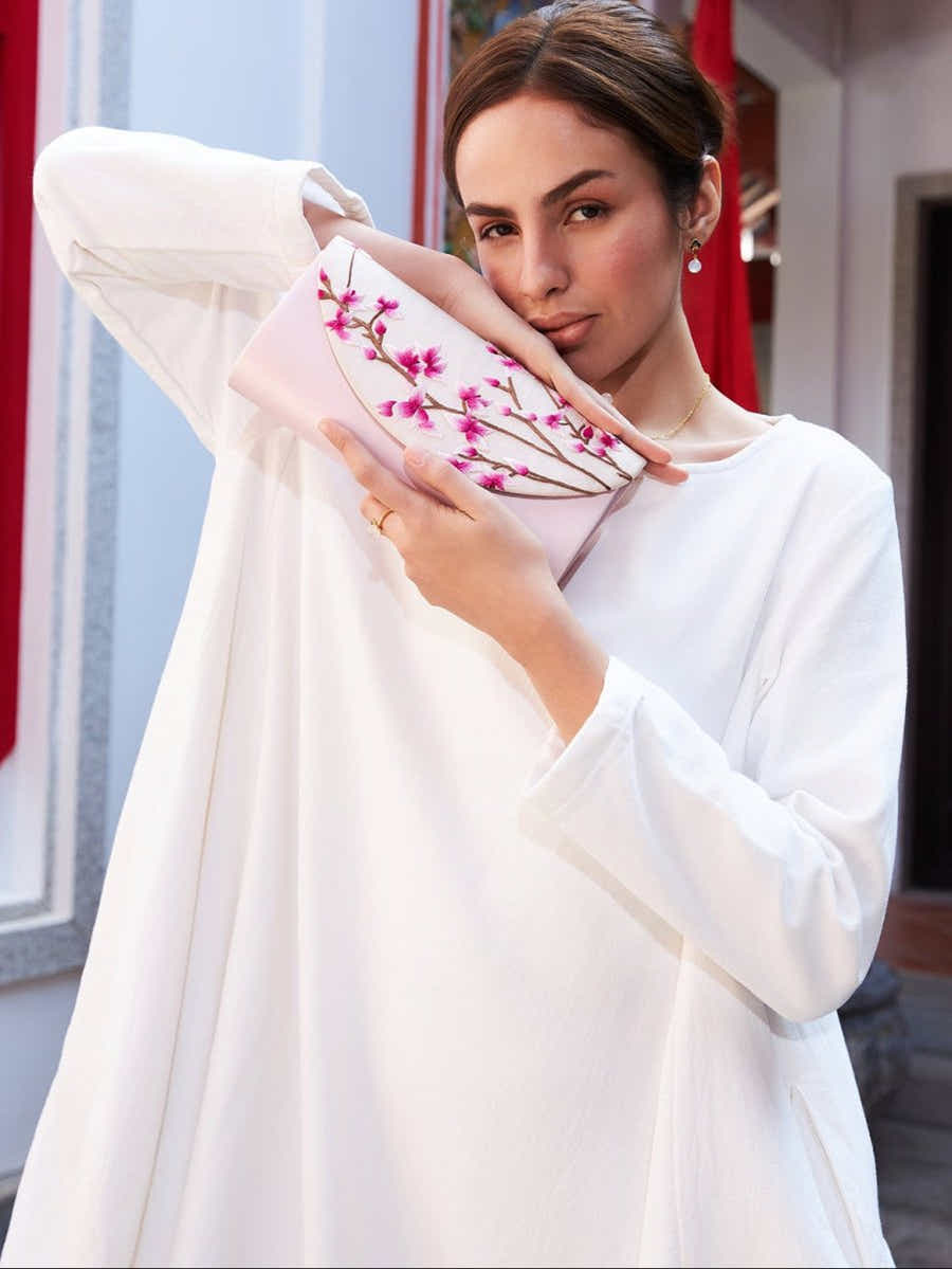 Beige Silk Clutch: Breathable Su Xiu Plum Blossom, Resilience Art - Yomkey