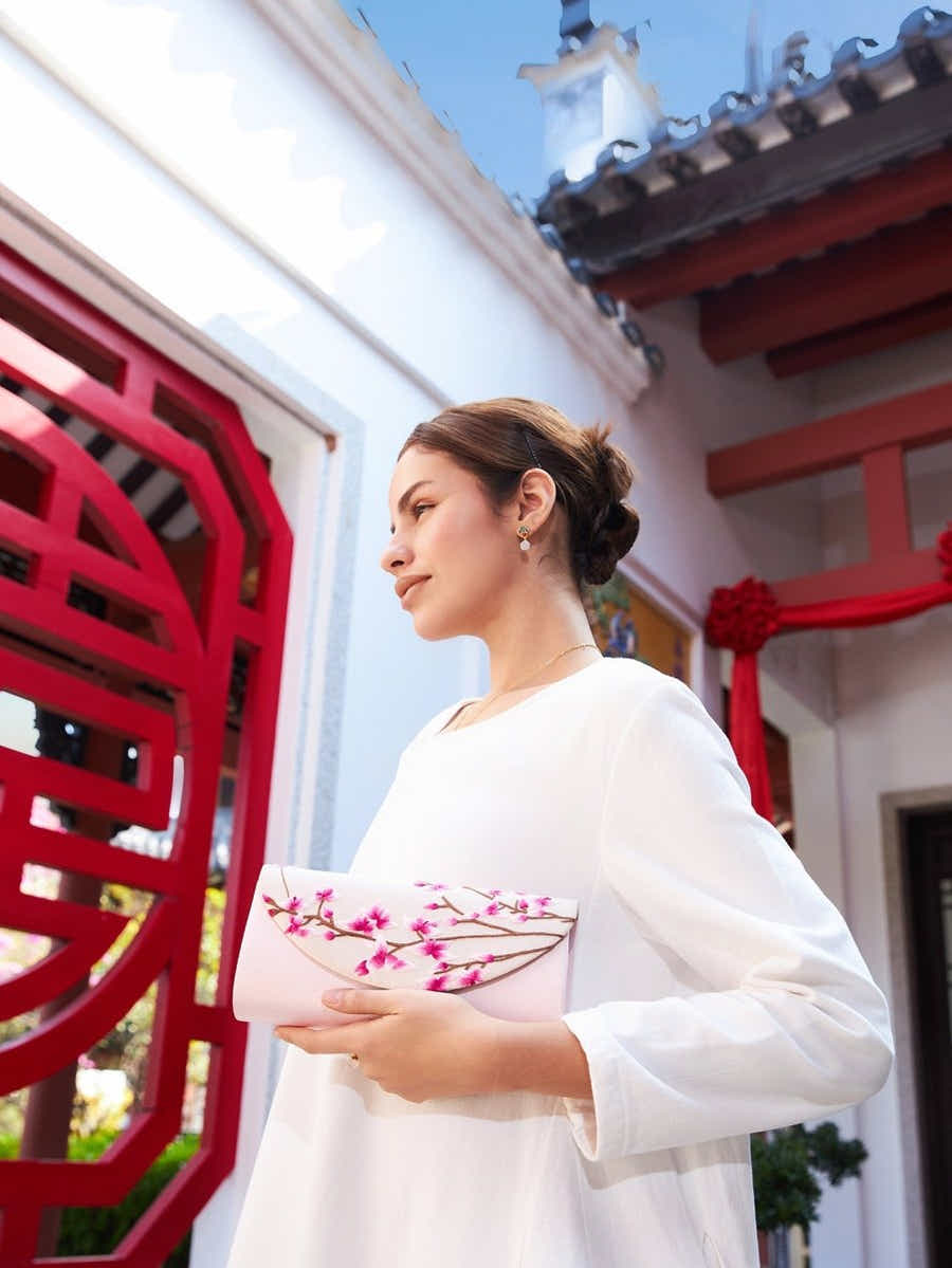 Beige Silk Clutch: Breathable Su Xiu Plum Blossom, Resilience Art - Yomkey