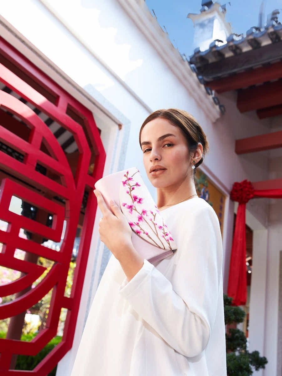 Beige Silk Clutch: Breathable Su Xiu Plum Blossom, Resilience Art - Yomkey