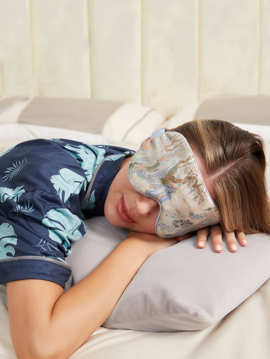 Chinese Scroll Art Silk Mask: Breathable, Elegant & Scholar's Comfort - Yomkey