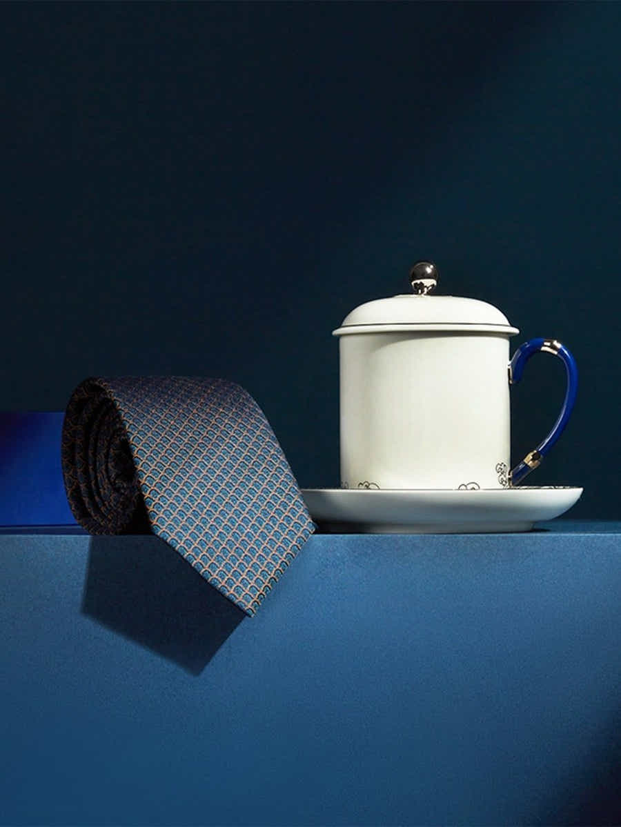 Deep Blue Silk Tie & Gilded Porcelain Set: Breathable Luxury & Status - Yomkey