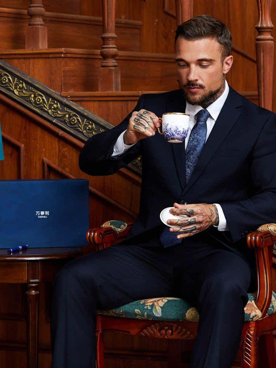 Monarch's Presence Gift Set | Silk Tie & Porcelain | Executive Business Collection - Yomkey
