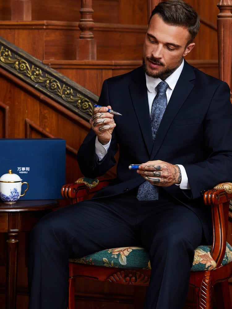 Monarch's Presence Gift Set | Silk Tie & Porcelain | Executive Business Collection - Yomkey