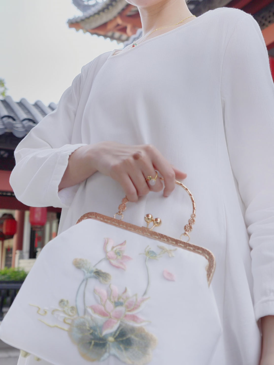 Exquisite Chinese Handcrafted Su Embroidery Silk Satin Handbag with Bamboo Handle, White Color With Lotus Pattern