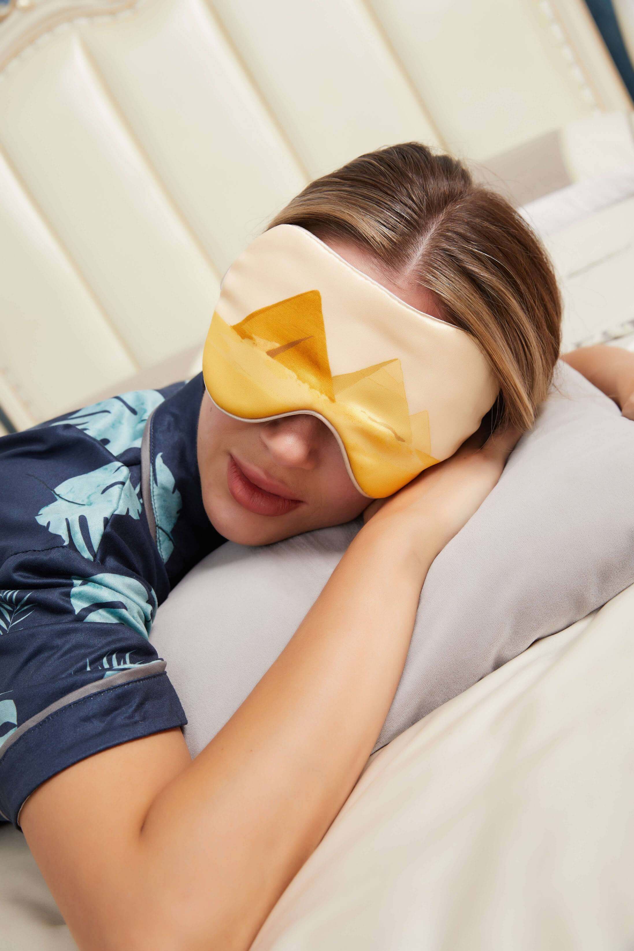 Luxurious Silk Sleep Mask - Ultimate Comfort for Restorative Slumber